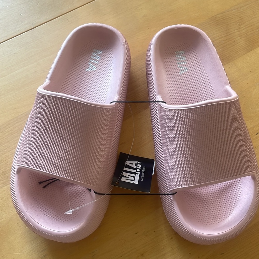 Mia slides- NEW- Size 6
